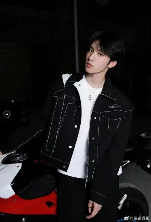 耀文@时代少年团-刘耀文这两张彩色西装的造型太帅气了吧,咱就说他真