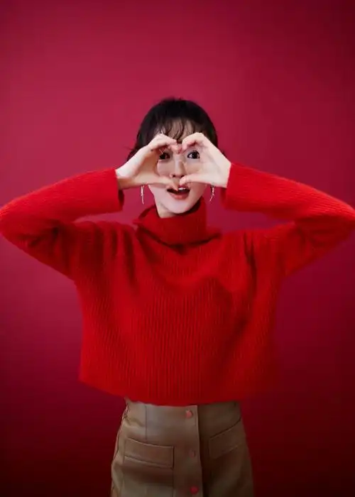 吴谨言红色毛衣俏皮写真图片,分享一组吴谨言图片给大家,图中的明星