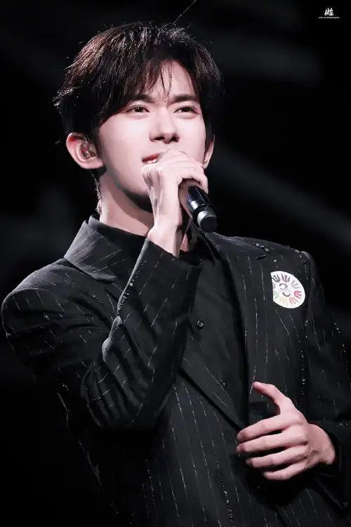 易烊千玺献唱不辞星海