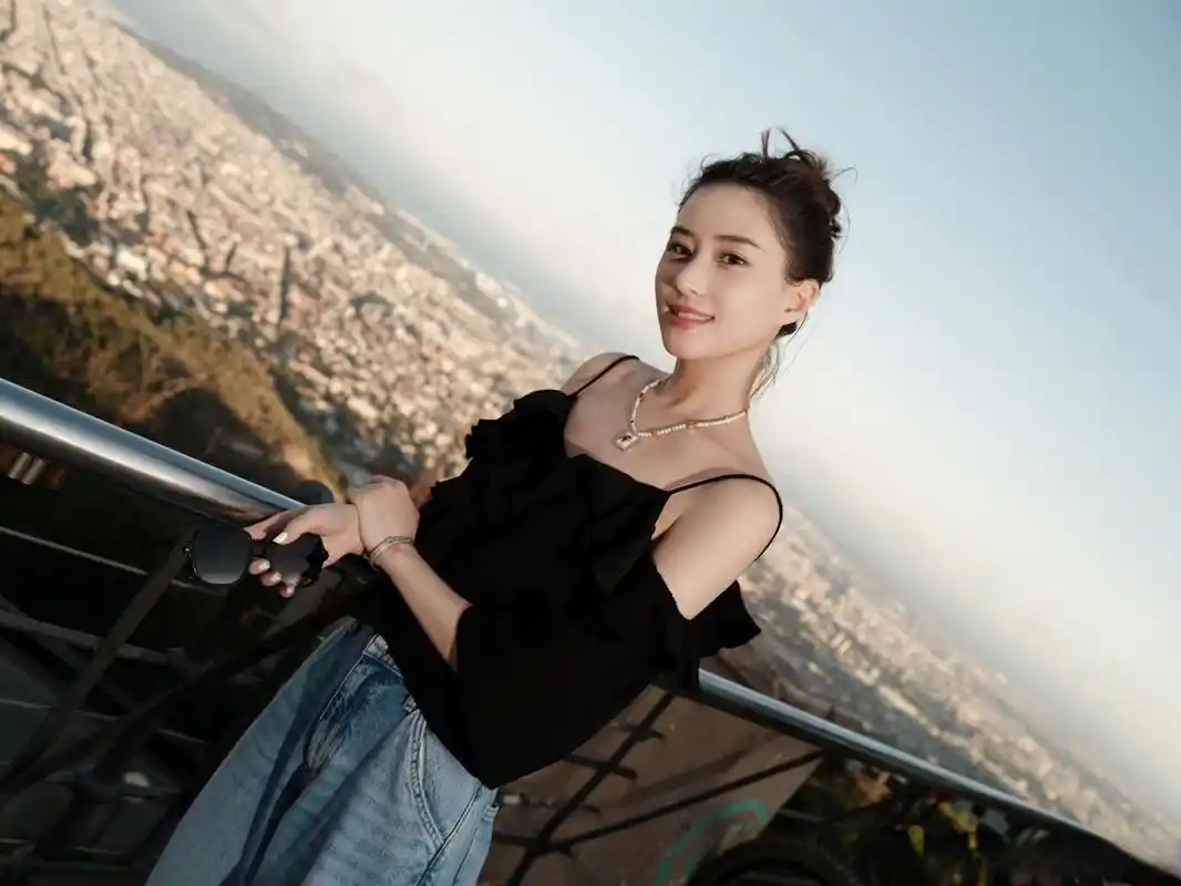 毛晓彤街边美拍:齐肩短发,酷美