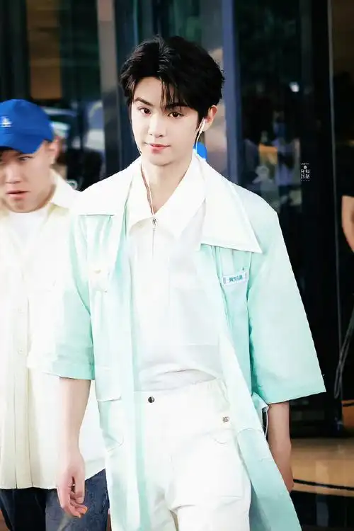 黄明昊薄荷绿工作服造型