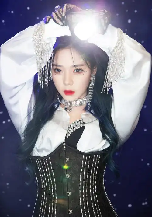 张紫宁加盟北京卫视苏宁超级秀定妆照