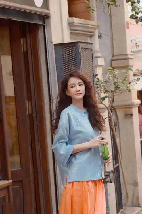 陈乔恩结婚后烫了大波浪,穿二分上衣 阔腿裤,44岁美出新高度_外套