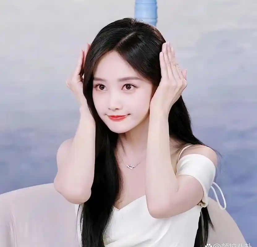 李一桐你怎么可以这么甜? 她笑起来的眼睛真漂亮.