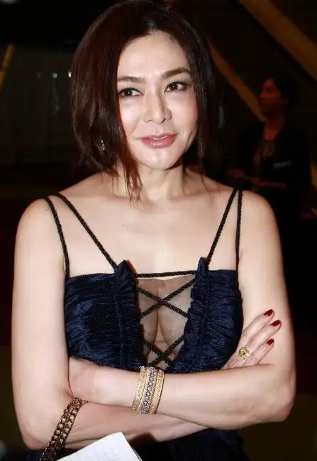 尺度大开54岁关之琳穿性感透视装大秀事业线