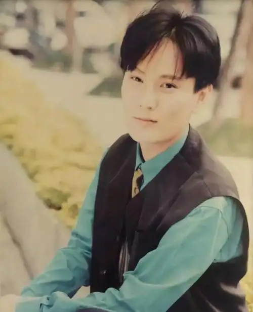 张信哲的父亲是牧师,他从小在教会的唱诗班长大,他一出道便拥有了情歌