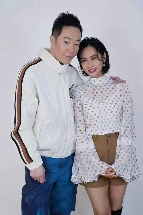 朱茵夫妇罕见合体老公穿运动装阳光帅气朱茵短发白裙好甜美