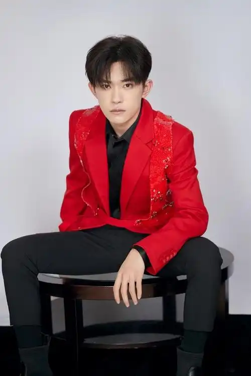 组图:易烊千玺献唱元宵晚会 红色亮片西装突显俊逸少年气质