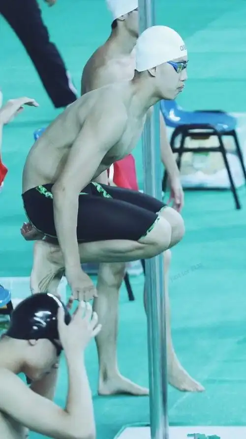 00后游泳体育生8块腹肌紧身泳裤忍不住多看几眼