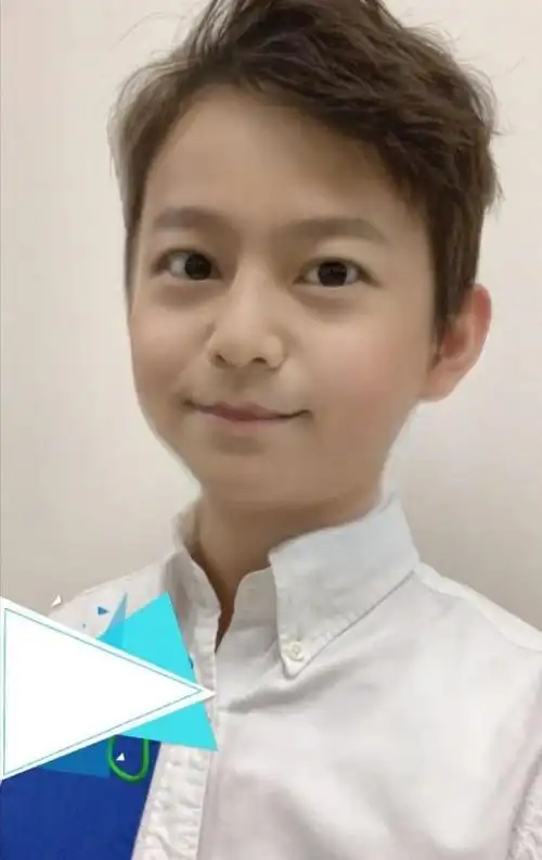 何炅晒童年照看到最后一张粉丝看到了你未来孩子的模样