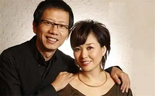 史可在一次旅行途中当中,认识了现在的瑞士老公,对方从事金融行业,是