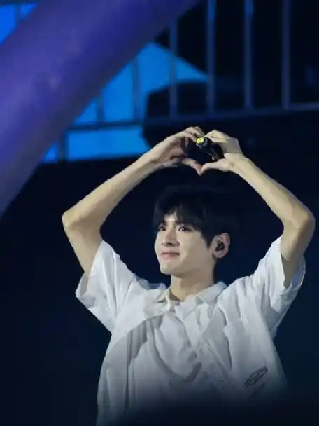 来自翟潇闻超话 已编辑 翟潇闻 #翟潇闻音乐节# 帅哥在线比心任何人都