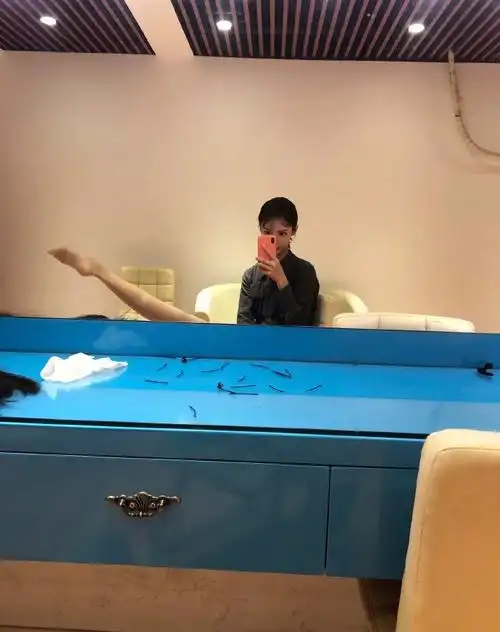 金晨椅子上劈叉自拍,两条腿的形状吓坏了网友