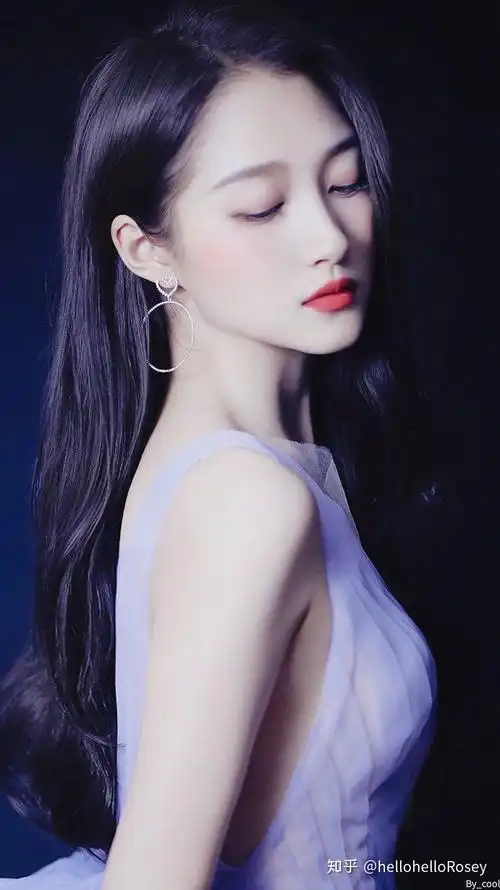 大家有存的让你觉得惊艳的女明星礼服图吗