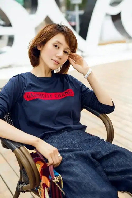 袁泉清新亮丽街拍图片