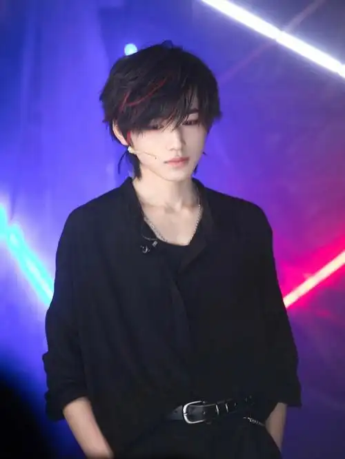 宋亚轩破风壁纸