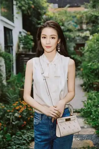 欢娱影视演员@张楠zz 演绎tory burch七夕限定胶囊系列