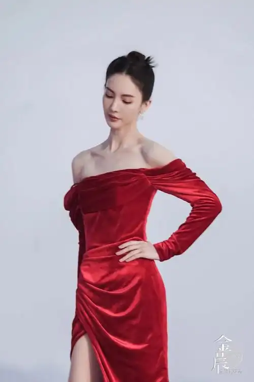 金晨裸色缀花薄纱裙##金晨红天鹅