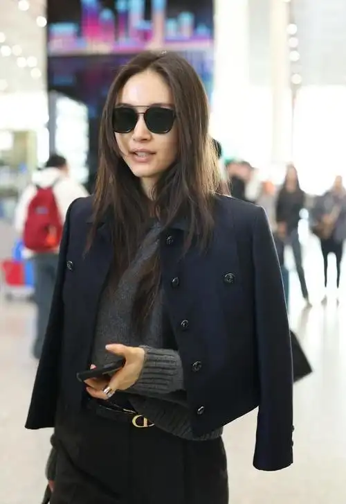 王子文现身北京机场头戴墨镜身披外套酷飒有范