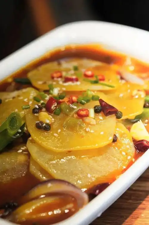 加上蒜汁和香菜提味,别提有多馋人了,灵魂酱汁的出现,让土豆片有多了