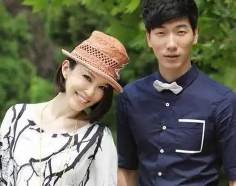 张亮他们一家四口,颜值太高了!小妹妹也很可爱!