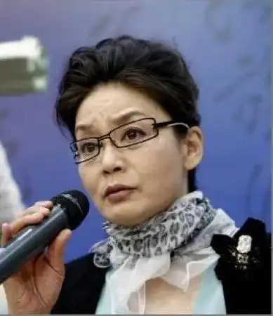 在剧中,潘虹饰演了叶丽雅.