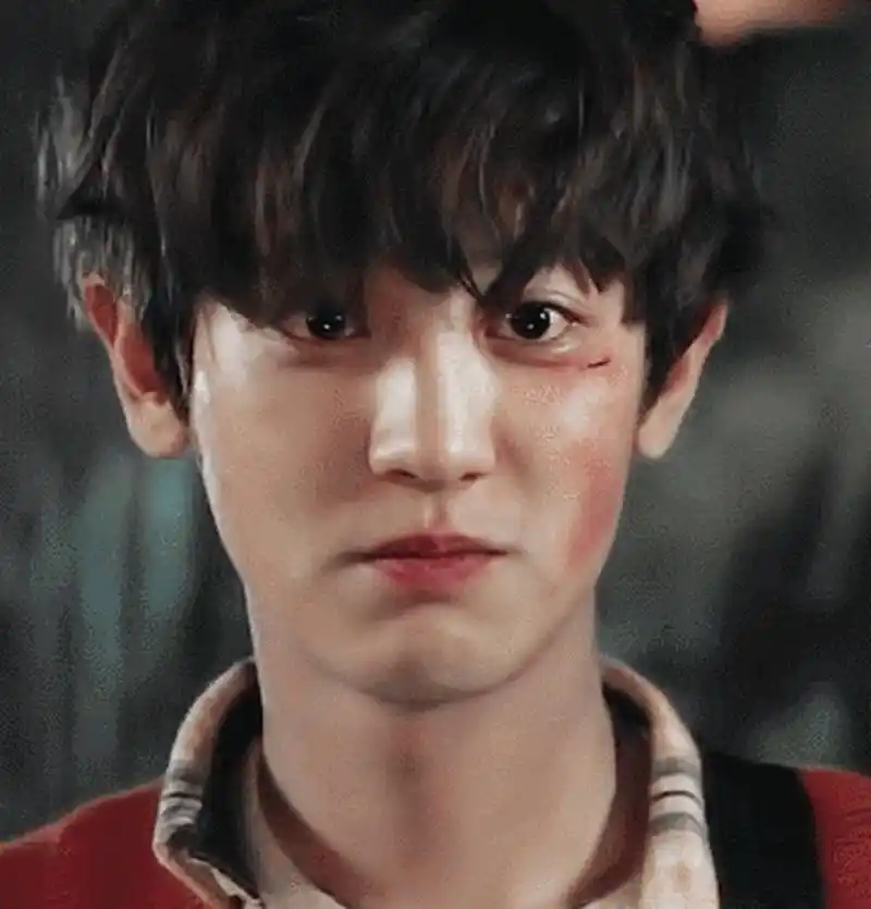 朴灿烈个子很高,瘦,但是不显柔弱,笑起来很暖,没有表情的时候又很霸气