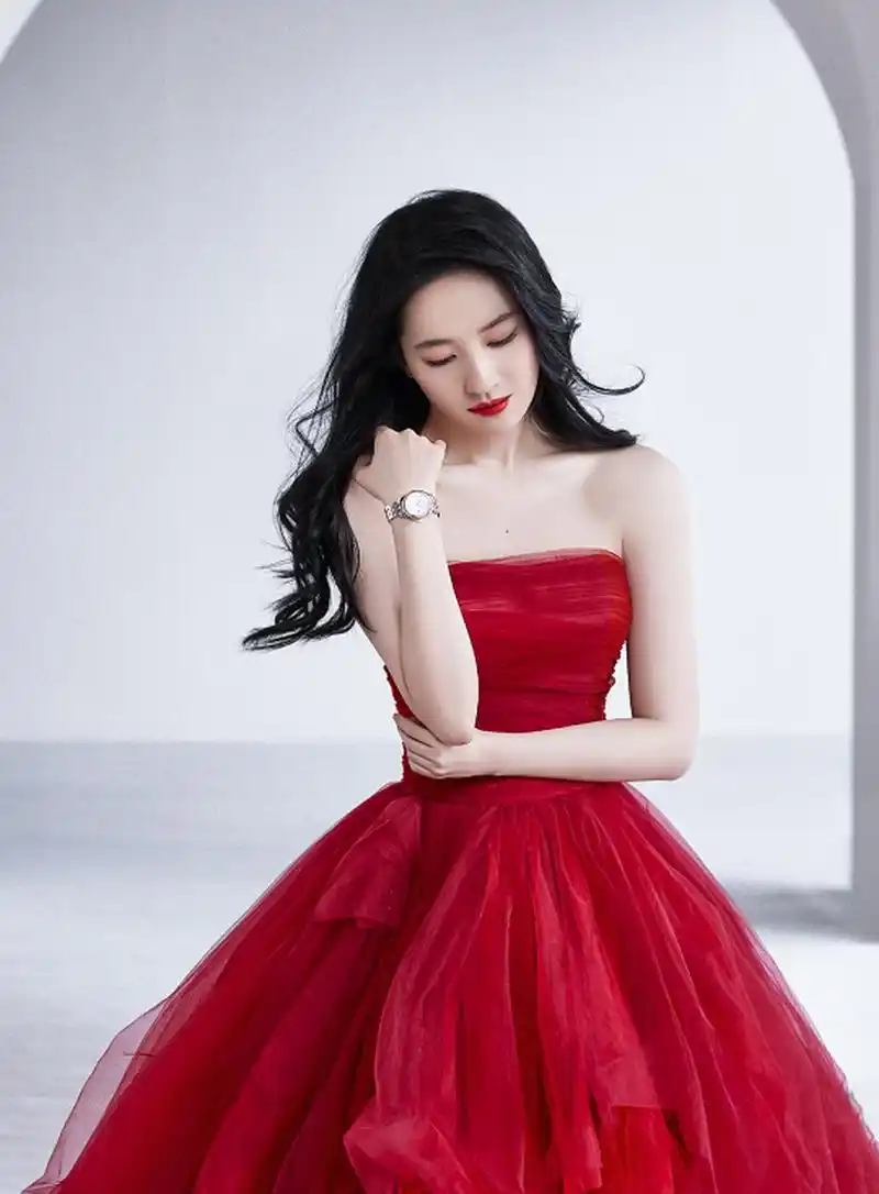 刘亦菲红色抹胸裙,明艳优雅 676767