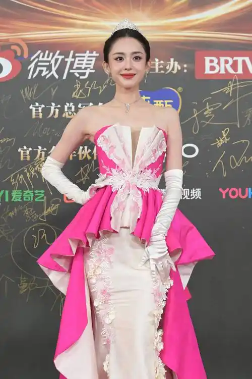 微博之夜红毯:杨幂穿露背旗袍,古力娜扎像礼仪,还是cp最养眼_裙子