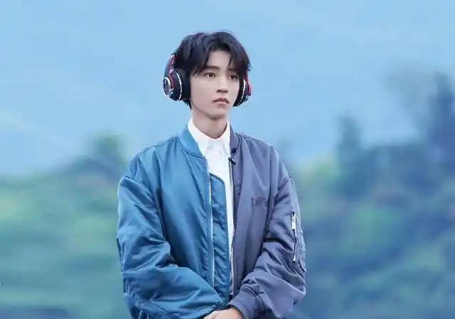 原创3顶流同拍星辰大海大片看清站位杨紫咖位还不如千玺王俊凯