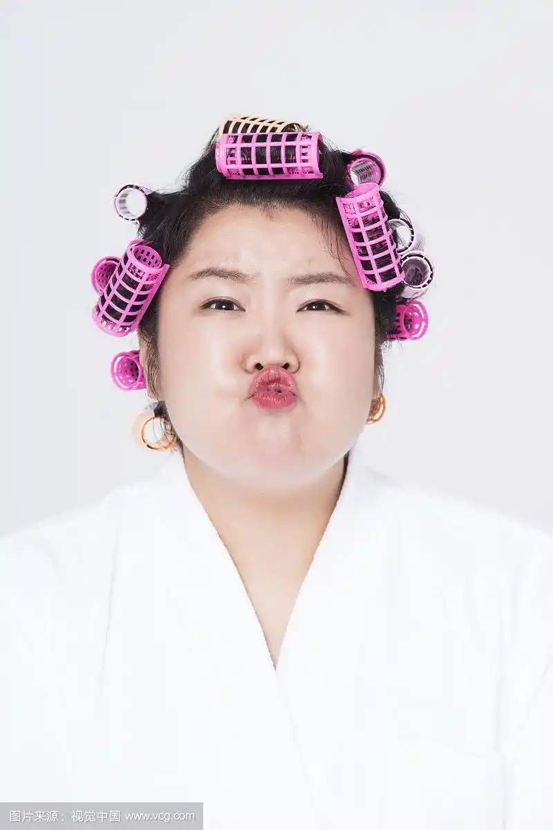 装扮滑稽的肥胖女子搞怪