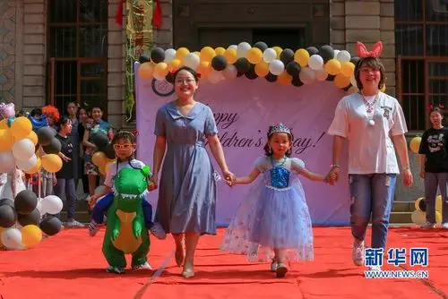 组图亲子走秀欢度六一