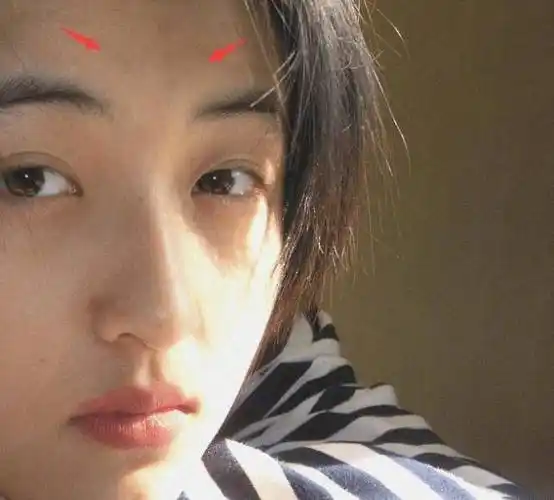 原创张子枫答应粉丝晒自拍一口气发4张素颜照额头上还有痘印