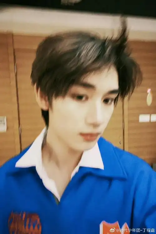 丁程鑫炸毛发型随拍##丁程鑫头发炸毛自拍