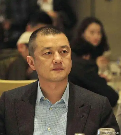 50岁李亚鹏穿古装晒近照头发稀疏显老态独自吃面无人陪伴