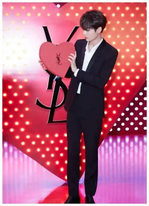 西装不要再配牛仔裤了,林彦俊首次尝试就失败,腿比女主持还短!