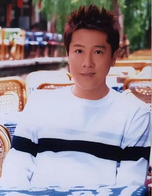 54岁蔡国庆晒两帅儿子上热搜,父子三人共用一张脸