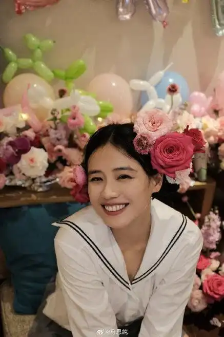 马思纯生日簪花照来啦!
