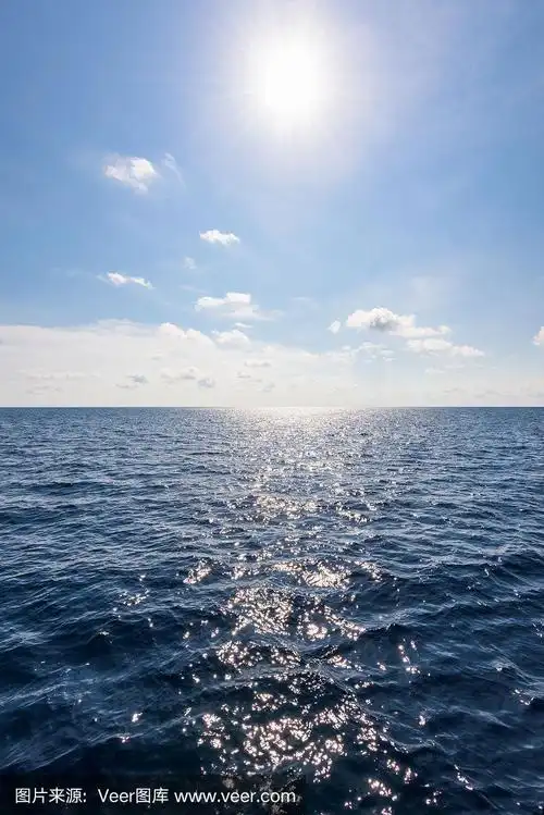 夏日的泰国,蓝天和大海上的阳光