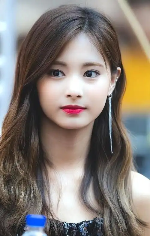 迷人周子瑜,24岁的纯欲女神,才华与美貌并存,这谁顶得住!