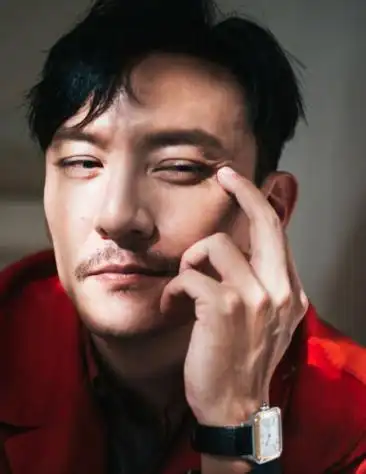 但即使如此,并且张震经典的偏分发型和八字胡没有过多修饰,他的帅气仍