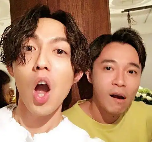 林宥嘉发博晒出与吴青峰合影,称""三年沒合照,一次照個夠!