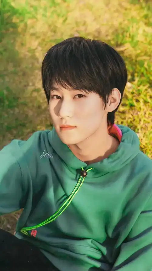 盐甜兼备张真源,圆圆后脑勺,帅气中可爱满满.《张真源帅》