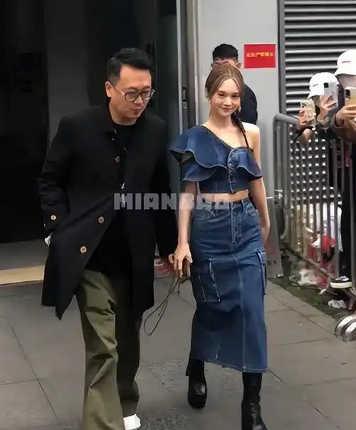 31岁杨丞琳露肩牛仔现身长沙,鞋子高得惊人,太丑引热议,还是