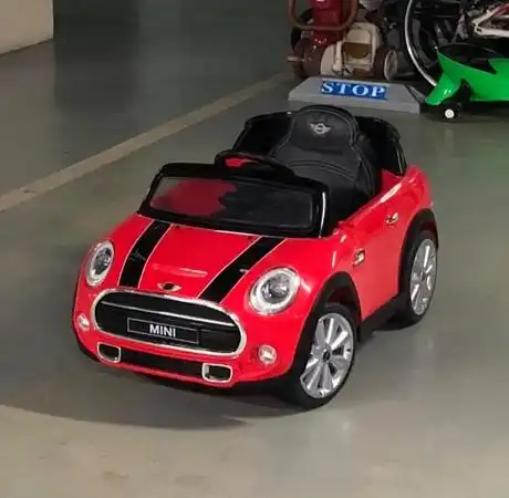 ▼社区停车格停超小一台玩具敞篷车引起热议.(图/翻摄自细说淡水)