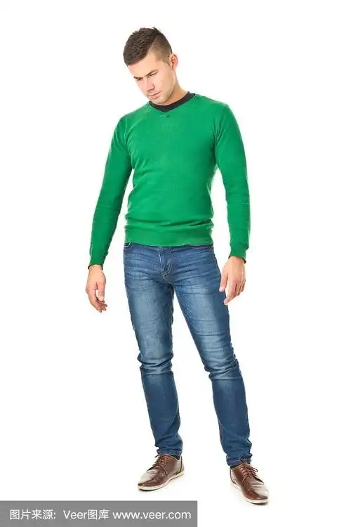 年轻英俊男子的全身照