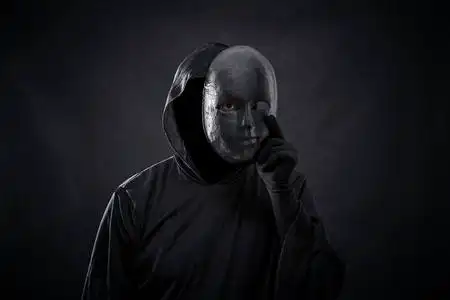 戴着头巾戴着面具的恐怖人物照片