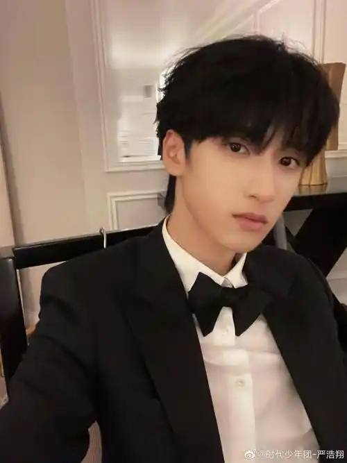 西装领结王子范自拍