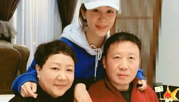 明明只去探个班,却被导演拉来客串,这些明星家人你认出来了吗?