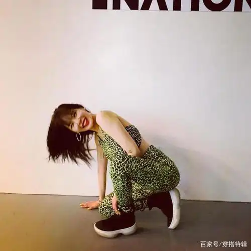 泫雅穿睡衣素颜出镜在便利店门口凹造型 放飞自我状态好